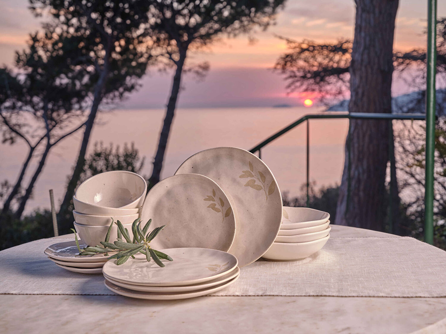 Linens Laurel Seramik 26 cm Servis Tabağı Ekru