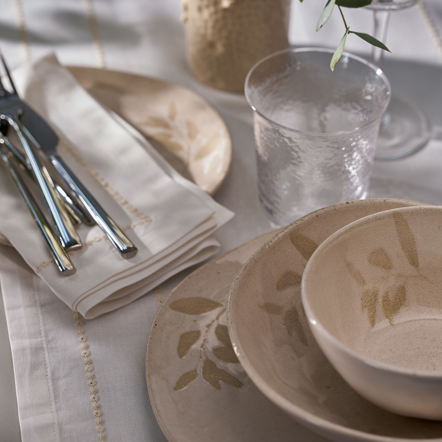 Linens Laurel Seramik 26 cm Servis Tabağı Ekru